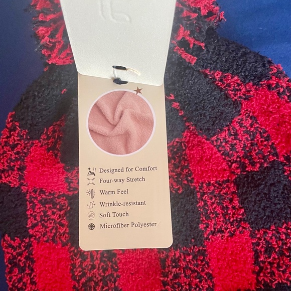 NWT Comfy Luxe Red and Black Plaid Print Beanie with Pom Pom - Picture 4 of 6